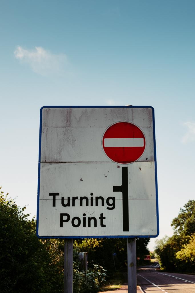 Road sign showing a dead end and a turning point to the left